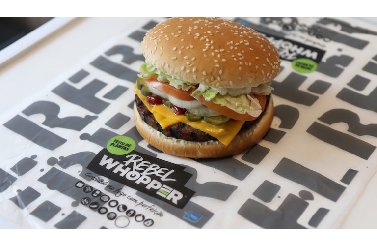 Hambúrguer vegetal da Marfrig estreia no sanduíche Rebel Whopper do Burger King